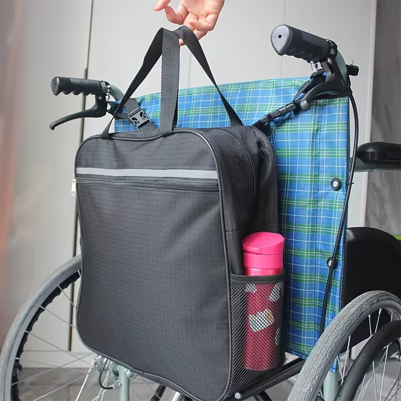 Mochila negra para silla de ruedas